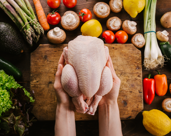 imagen de un pollo siendo lavado